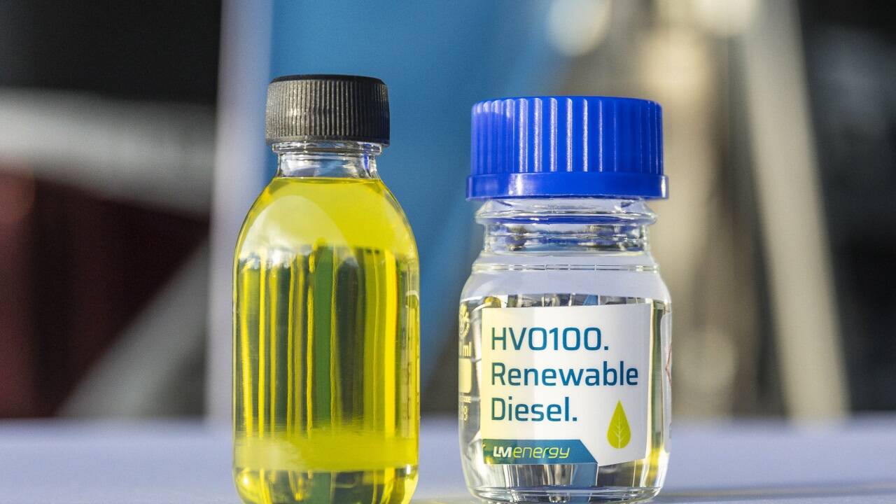 Eine klare Sache: Der Behälter rechts enthält HVO 100, jener links konventionellen fossilen Diesel.  