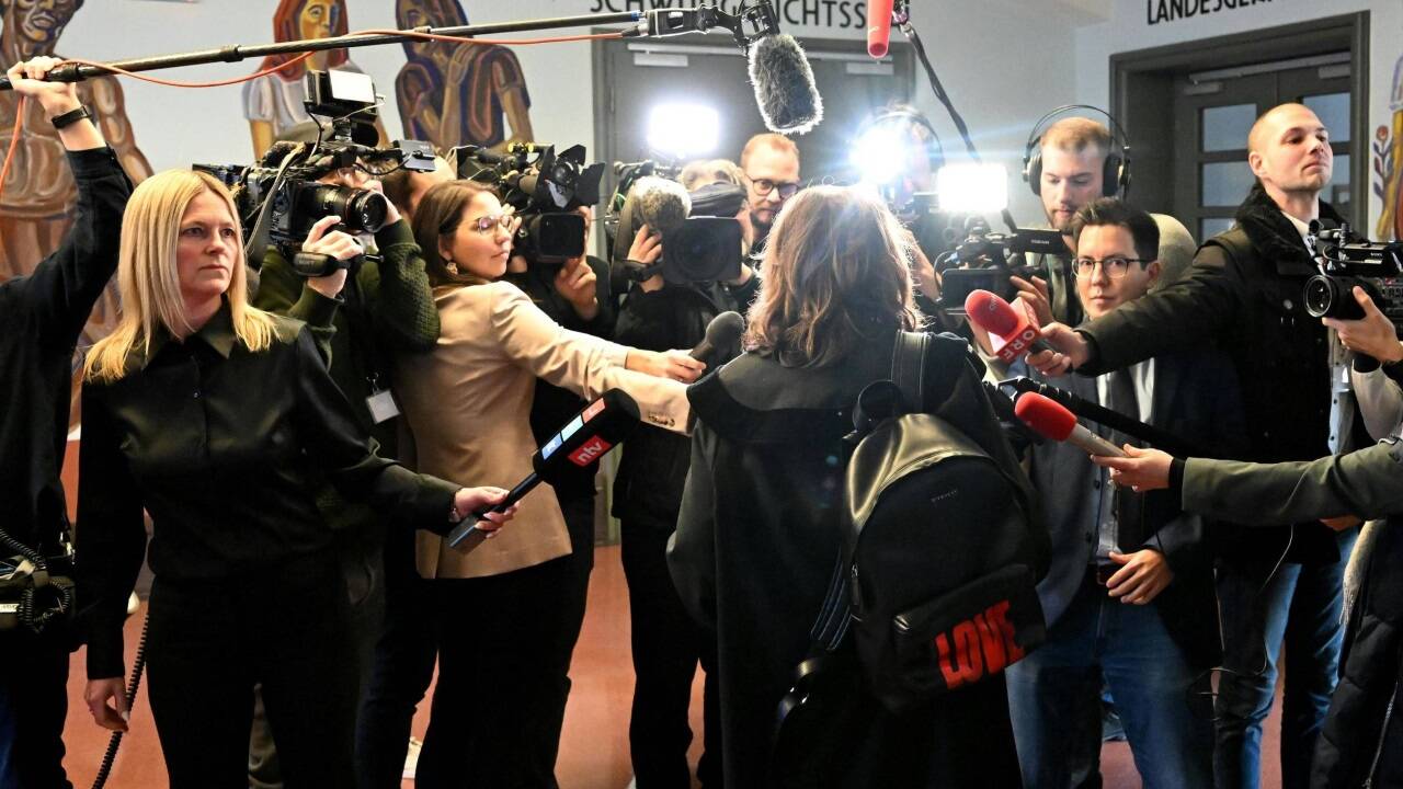 Großer Medienandrang am Landesgericht Krems. Astrid Wagner, die Anwältin der angeklagten Mutter, sieht ihre Mandantin als persönlichkeitsgestörtes, nicht sehr intelligentes „Hascherl“. 