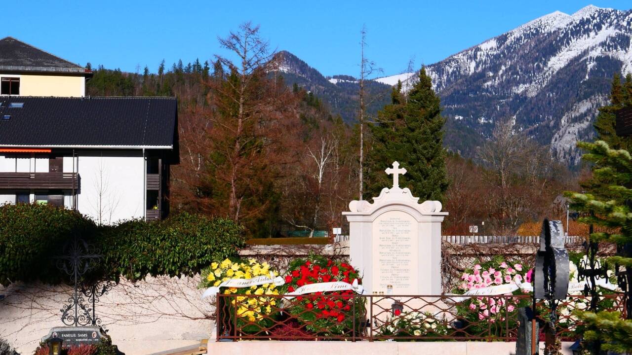 Blick auf die Familiengruft am Ortsfriedhof von Strobl.  