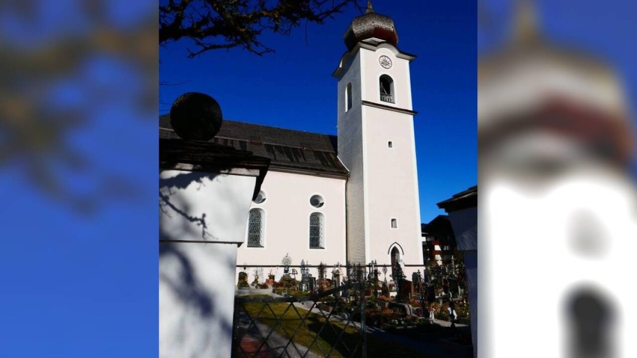 Blick auf die Strobler Kirche.  