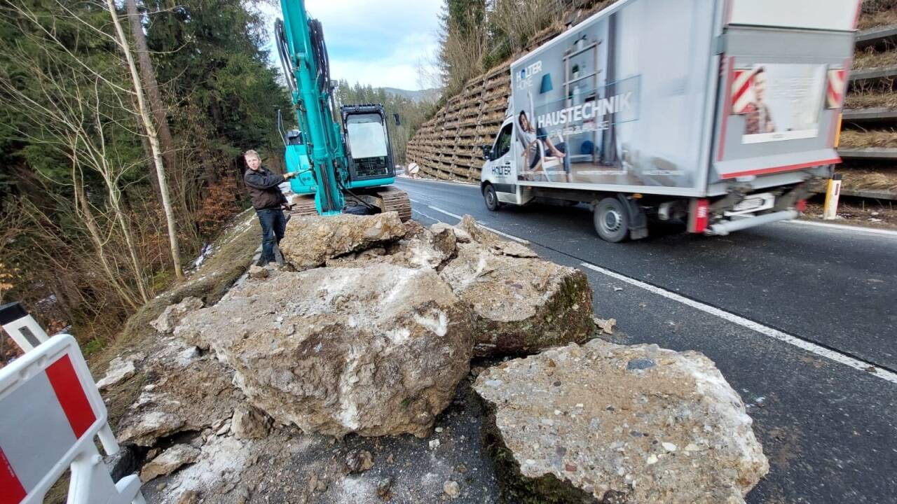 Aufräumarbeiten am Montagvormittag: In Abtenau kam es Sonntagabend zu einem Felssturz aus 50 Metern Höhe. 