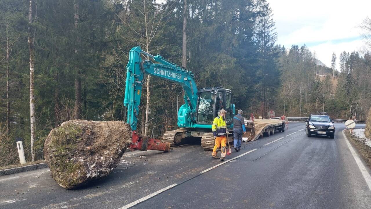Aufräumarbeiten am Montagvormittag: In Abtenau kam es Sonntagabend zu einem Felssturz aus 50 Metern Höhe. 