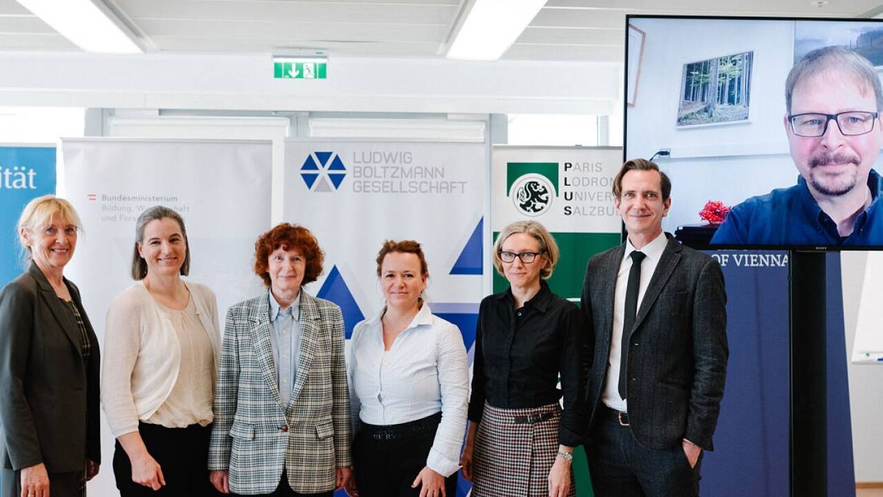 Am Montag wurden drei neue Ludwig-Boltzmann-Institute im Bereich Health Science präsentiert - v. l. n. r.: Barbara Weitgruber (BMBWF), Marisa Radatz (Geschäftsführerin LBG), Freyja-Maria Smolle-Jüttner (Präsidentin Boltzmann-Gesellschaft), Nicole Meisner-Kober (Leitung LBI für Nanovesikuläre Präzisionsmedizin), Elvira Welzig (Geschäftsführerin LBG); Jörg Menche (Leitung LBI für Netzwerkmedizin); über Monitor zugeschaltet: Florian Krammer (Leitung LBI für Wissenschaftsvermittlung und Pandemievorsorge).  