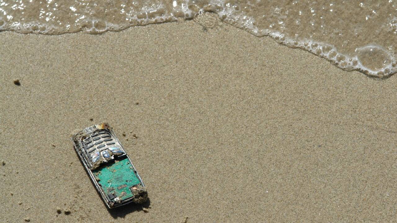 Sonnenlicht, hohe Temperaturen und feiner Sand können ein Handy völlig unbrauchbar machen. 