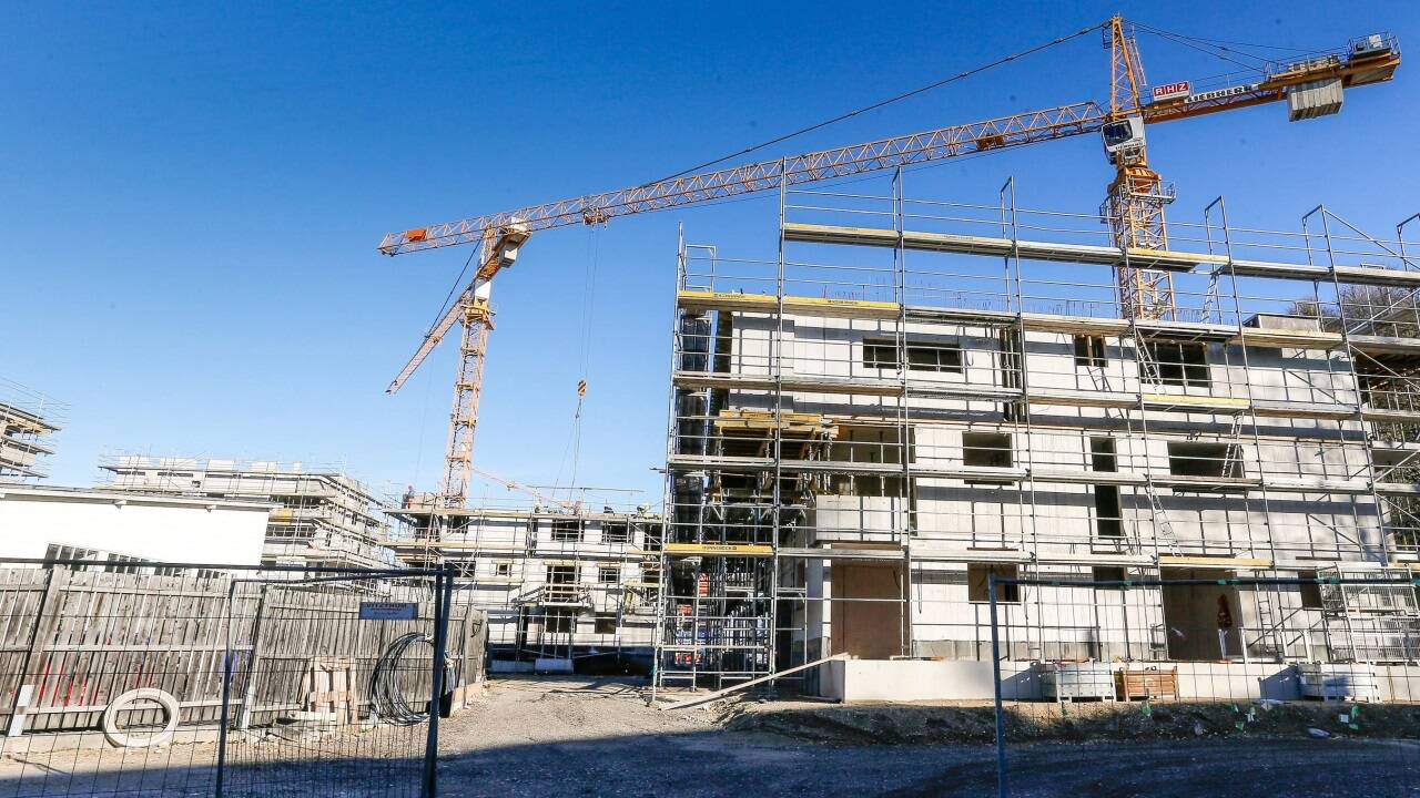 Der Wohnungsneubau ist stark rückläufig. Das treibt die durch Inflationsanpassungen ohnehin stark gestiegenen Mieten weiter nach oben. 