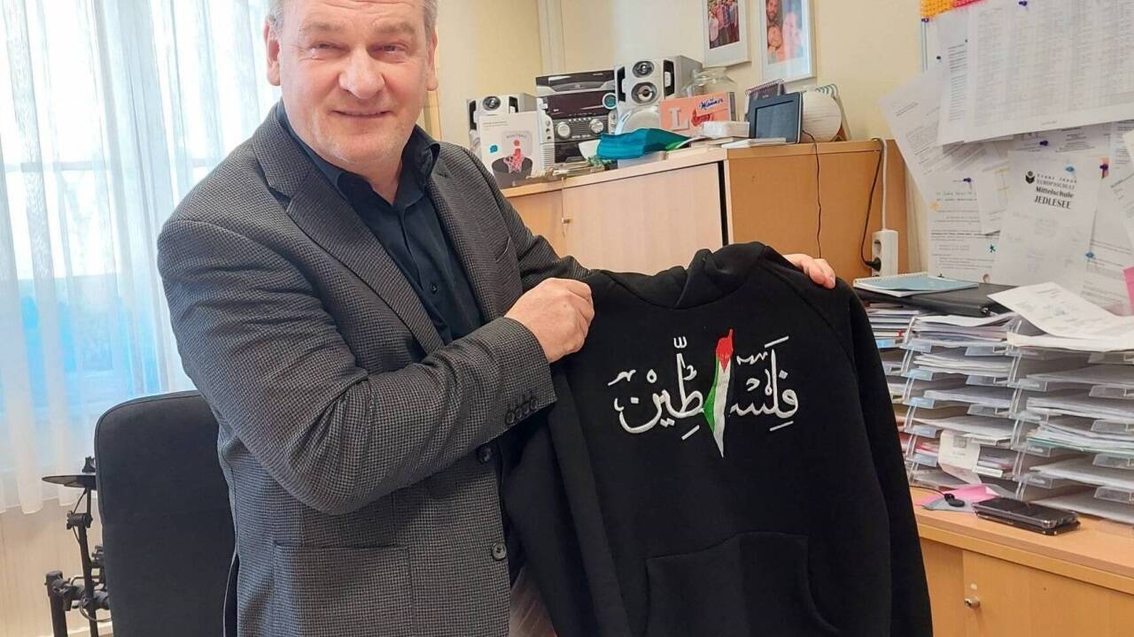 Direktor Christian Klar hat in einer Brennpunktschule in Wien-Floridsdorf einen Pullover von einem Schüler eingezogen, auf dem das Staatsgebiet Israels in Palästina-Farben zu sehen ist.  Direktor Christian Klar hat in einer Brennpunktschule in Wien-Floridsdorf einen Pullover von einem Schüler eingezogen, auf dem das Staatsgebiet Israels in Palästina-Farben zu sehen ist.