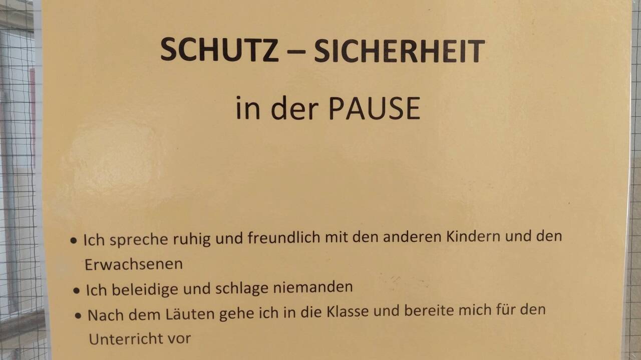 Dieser Hinweis, wie man sich zu verhalten hat, hängt am Gang der Franz-Jonas-Europa-Schule.  Dieser Hinweis, wie man sich zu verhalten hat, hängt am Gang der Franz-Jonas-Europa-Schule.