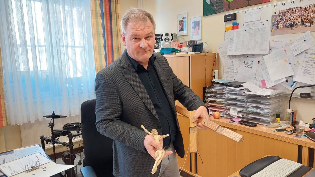 Schuldirektor Klar zeigt ein kaputtes Kruzifix, das ein Schüler mit islamischen Glauben in seinem Klassenzimmer zerstört hat.  Schuldirektor Klar zeigt ein kaputtes Kruzifix, das ein Schüler mit islamischen Glauben in seinem Klassenzimmer zerstört hat.