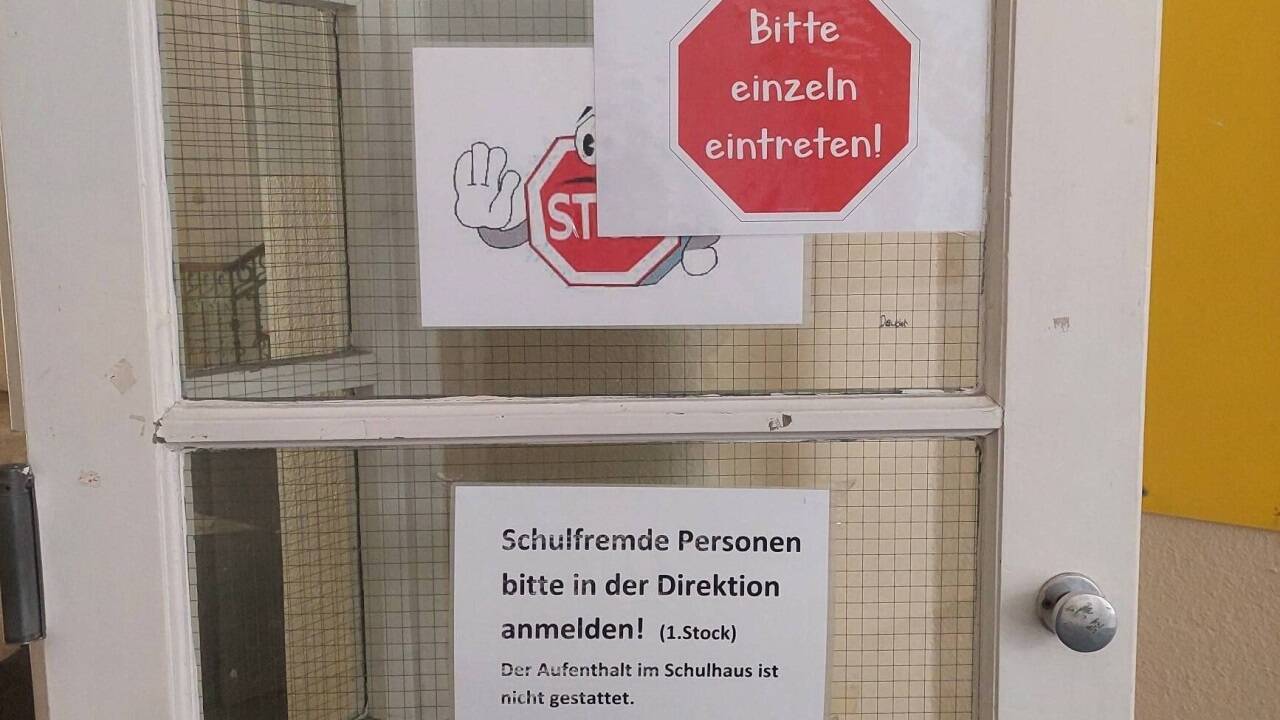 Zum Schutz vor „kriminellen“ Freunden einzelner Schüler werden Schulfremde am Eingang gebeten, sich anzumelden.  Zum Schutz vor „kriminellen“ Freunden einzelner Schüler werden Schulfremde am Eingang gebeten, sich anzumelden.