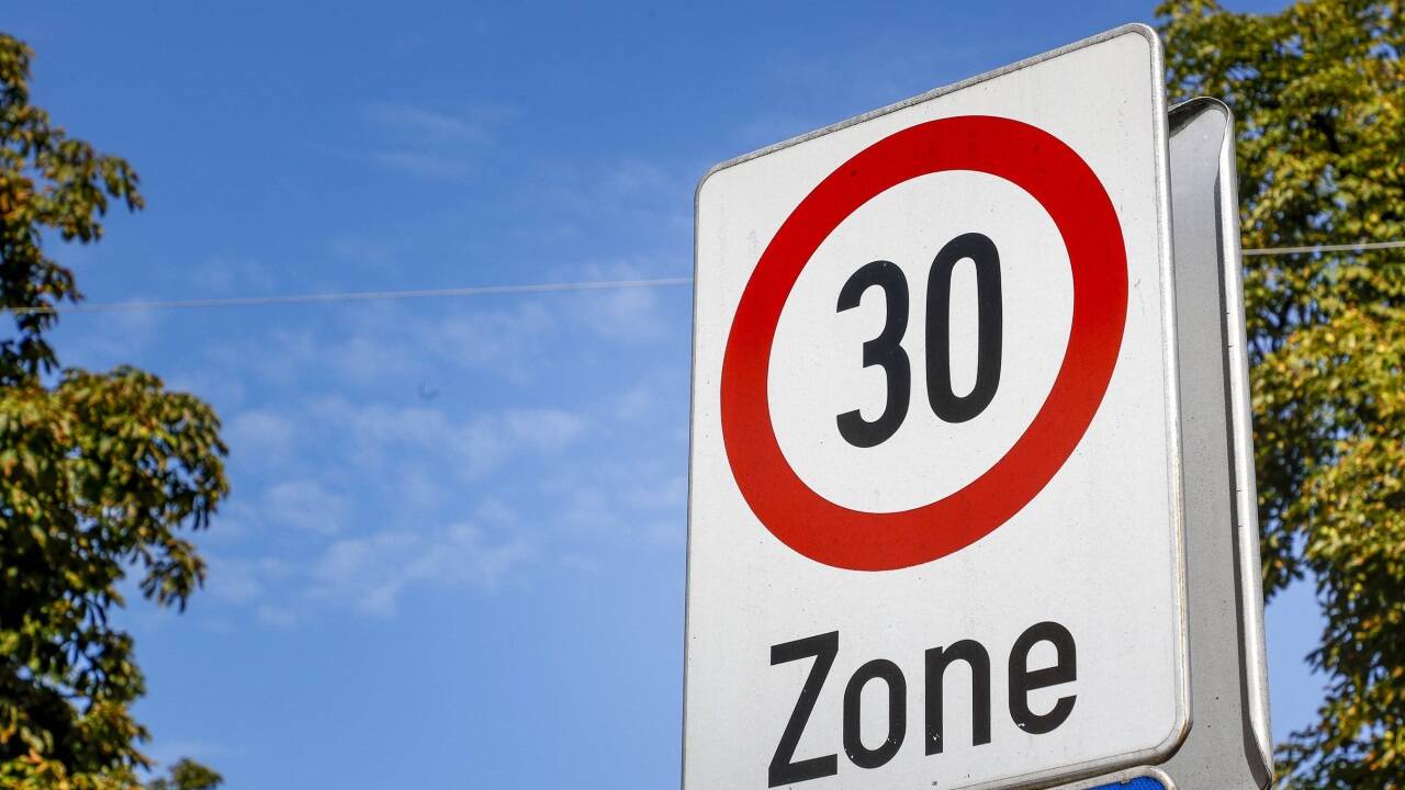 Im gesamten Ortsgebiet sowie in Zonen in Irlach und Unterdorf gilt Tempo 30 schon länger. Neue Straßenzüge sind dazugekommen. Im gesamten Ortsgebiet sowie in Zonen in Irlach und Unterdorf gilt Tempo 30 schon länger. Neue Straßenzüge sind dazugekommen.