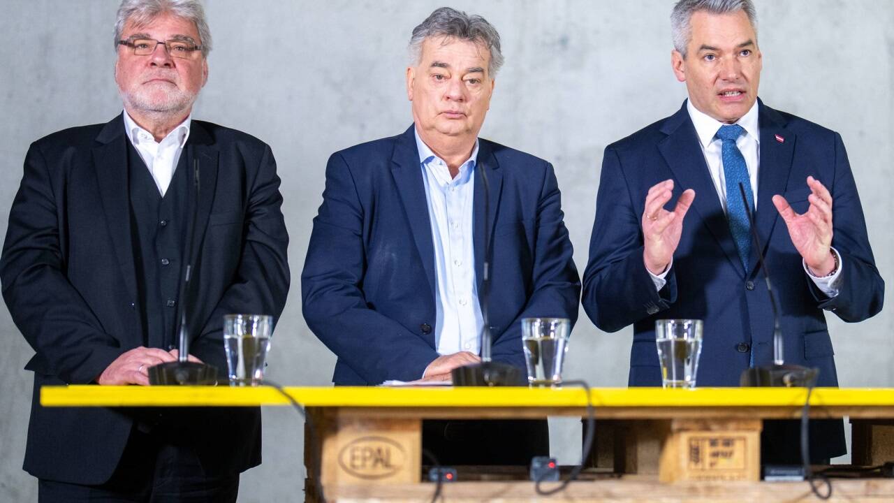 Kanzler Karl Nehammer und sein Vize Werner Kogler präsentierten mit den Spitzen der gemeinnützigen Wohnbauträger das Wohnbaupaket. Kanzler Karl Nehammer und sein Vize Werner Kogler präsentierten mit den Spitzen der gemeinnützigen Wohnbauträger das Wohnbaupaket.