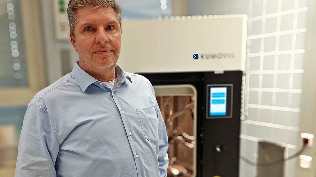 Werner Wurm im 3D-Labor der Salzburger Landeskliniken. 
