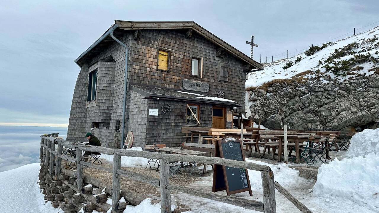 Die Hochalm liegt 50 Meter und damit nur wenige Schritte entfernt von der Bergstation der Untersbergbahn. 