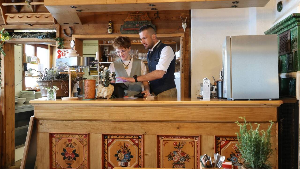 Nuwi und Matthias Mackner an der Bar in der Hochalm. 