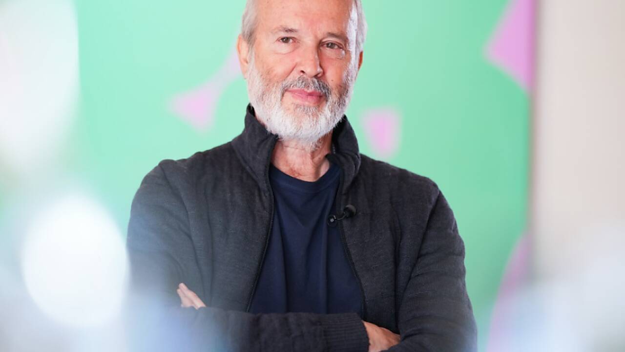 Künstler Erwin Wurm beim Interview in seinem Schloss in Limberg 