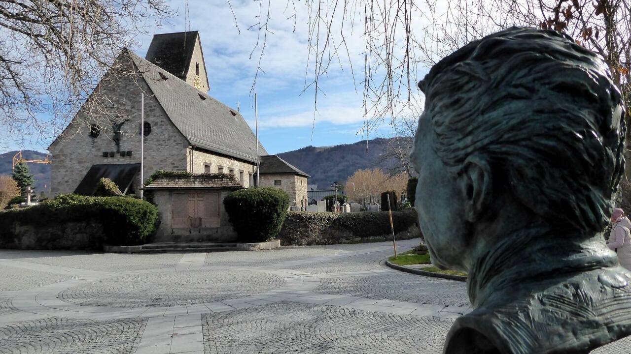 Herr von Karajan blickt zur Pfarrkirche in Anif.  