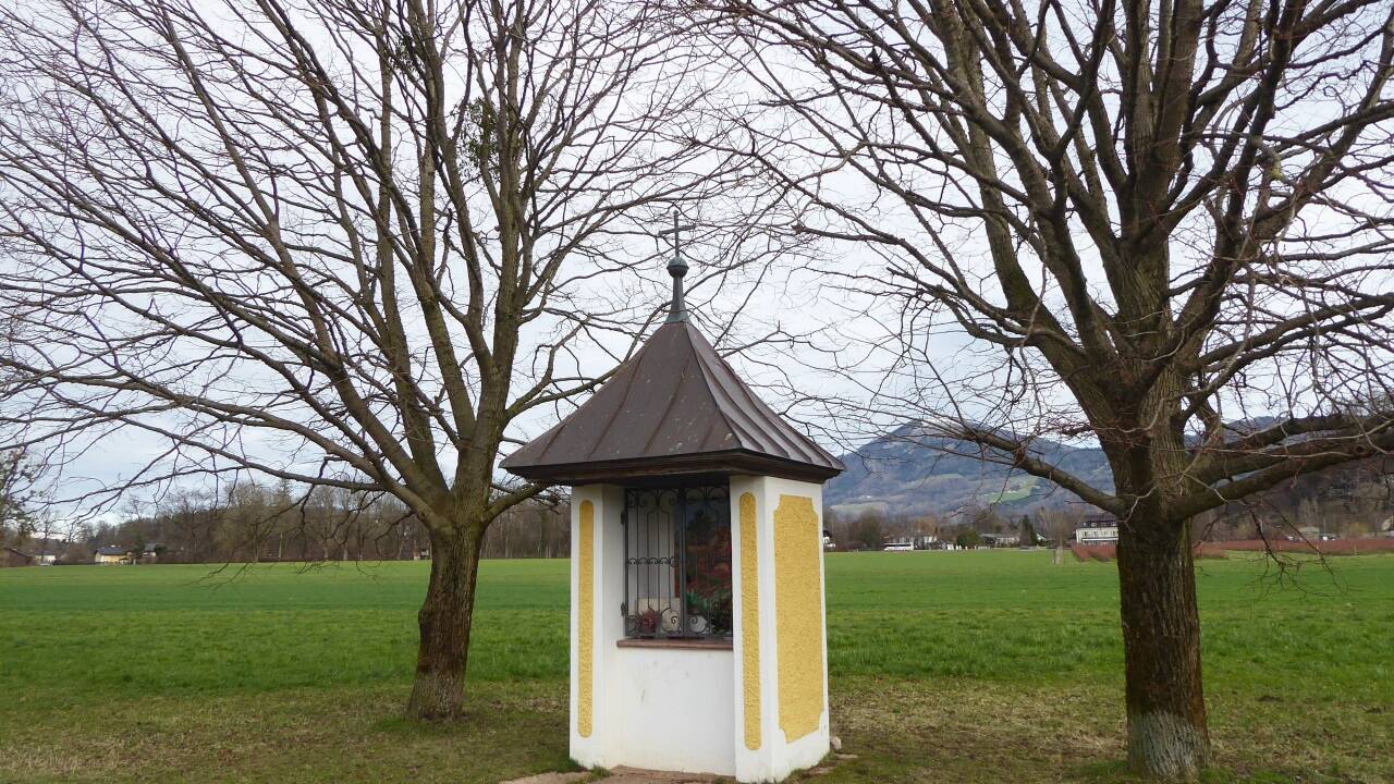 Die im Jahr 1993 errichtete Zeller Kapelle mit dem Gaisberg im Hintergrund.  