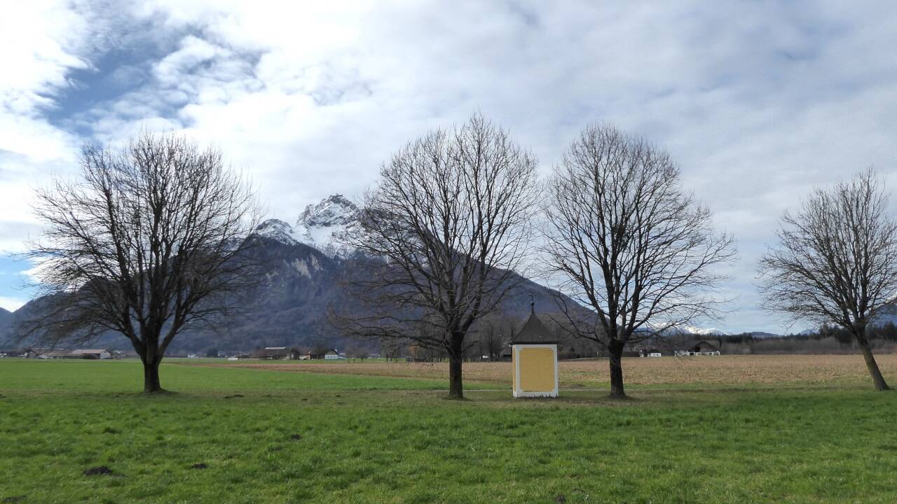 Die im Jahr 1993 errichtete Zeller Kapelle mit dem Untersberg im Hintergrund. 