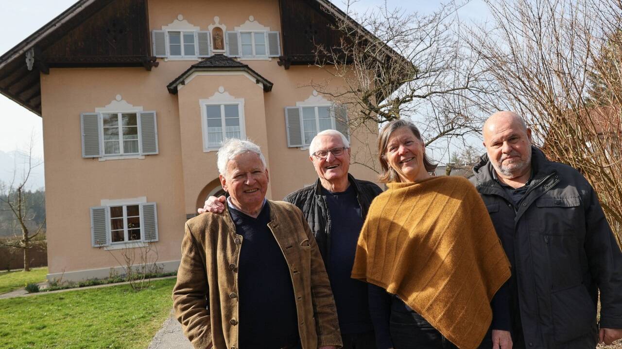 Pfarrkirchenratsobfrau Madeleine Usner-Oswald, Fritz Schwärz, Werner Engl und Hans Schmidt vor dem Pfarrhof aus dem Jahr 1911. 