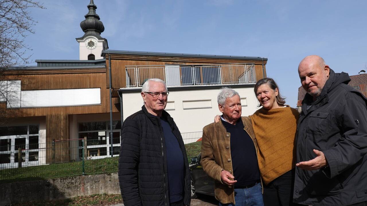 Werner Engl, Fritz Schwärz, Madeleine Usner-Oswald und Hans Schmidt vor dem Pfarrzentrum. 