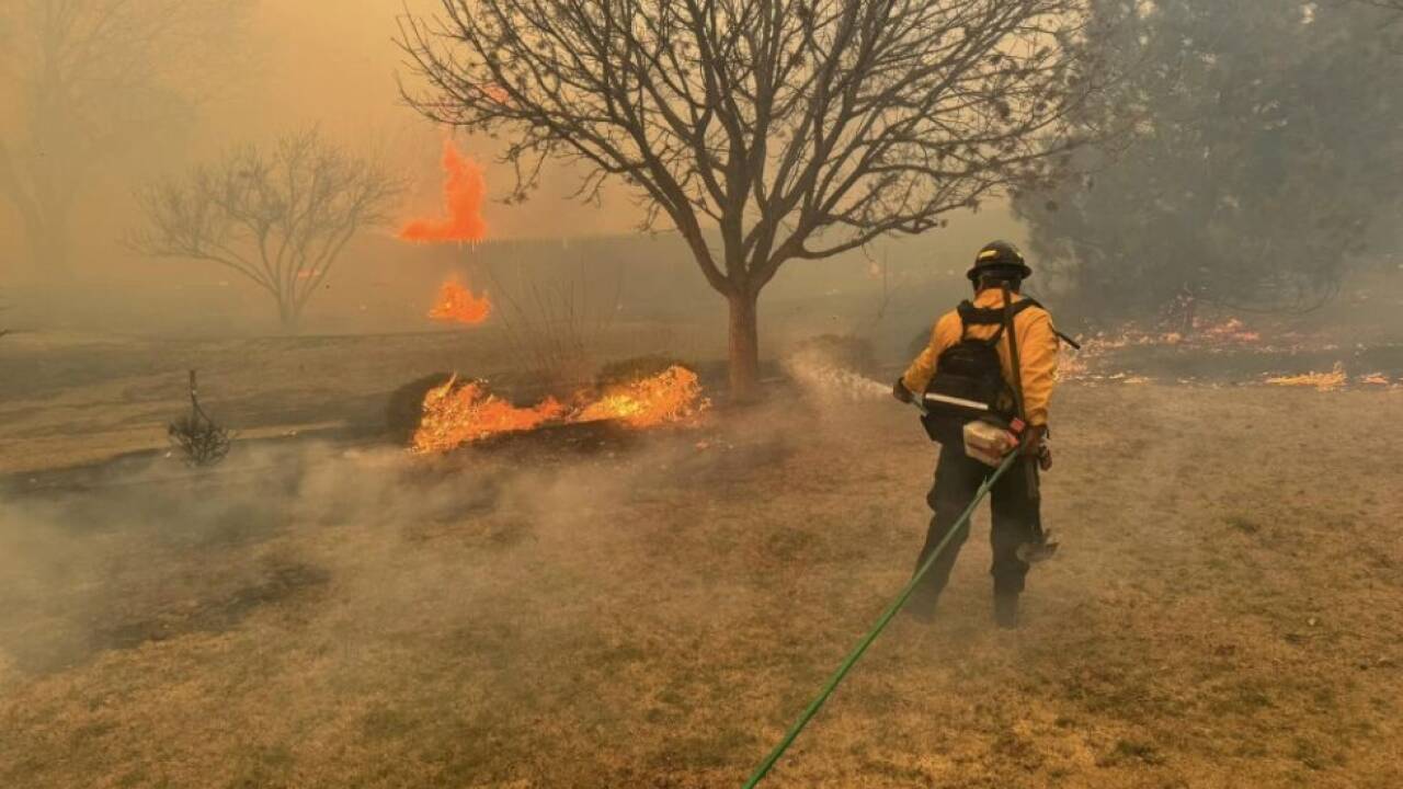 Feuerwehrmann kämpft gegen das Smokehouse Creek Fire 