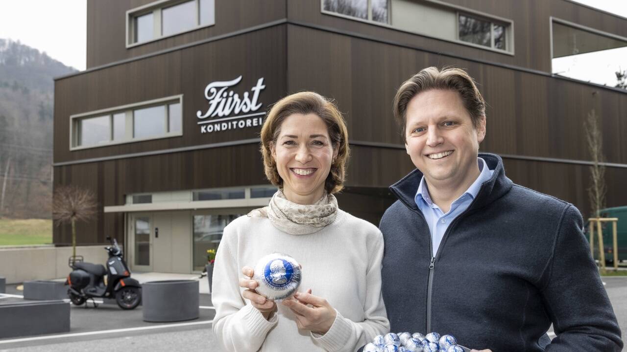Doris und Martin Fürst freuen sich über den modernen Produktionsstandort an der Halleiner Landesstraße in Elsbethen, der nach den Plänen von Architekt Tom Lechner errichtet wurde. 