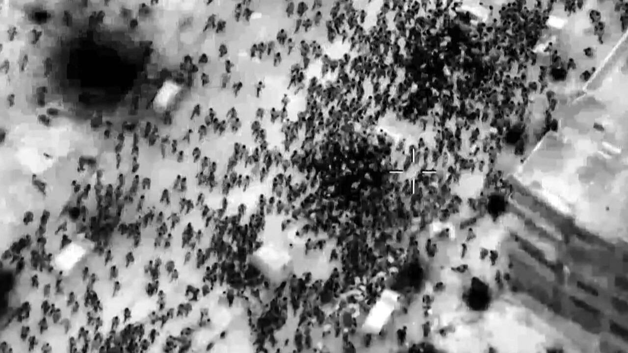 Videoaufnahmen der israelischen Armee zeigen den tödlichen Vorfall: Hunderte Palästinenser nähern sich 30 Lastwagen mit Hilfslieferungen, dann sterben mutmaßlich hundert Menschen.  