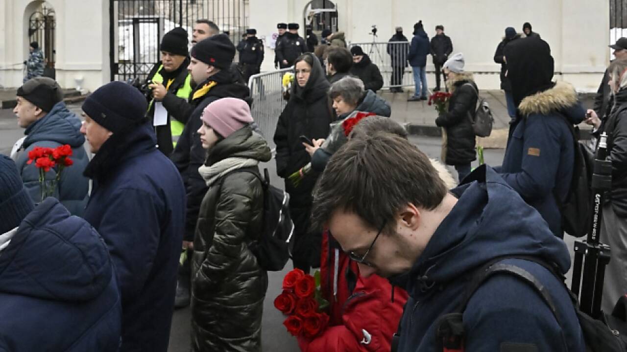 Trauernde versammelten sich zum Gedenken an Nawalny 