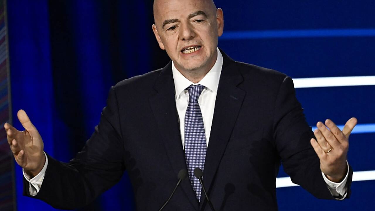Infantino zeigt der Blauen Karte Rot 