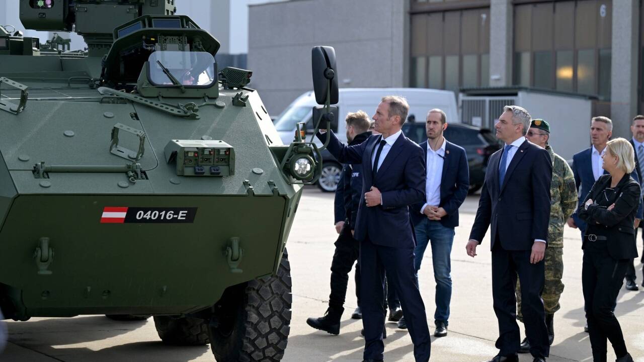 Rüstungskäufe in Zeiten des Wahlkampfs: Bundeskanzler Karl Nehammer und Verteidigungsministerin Klaudia Tanner mit Panzer „Pandur“. 