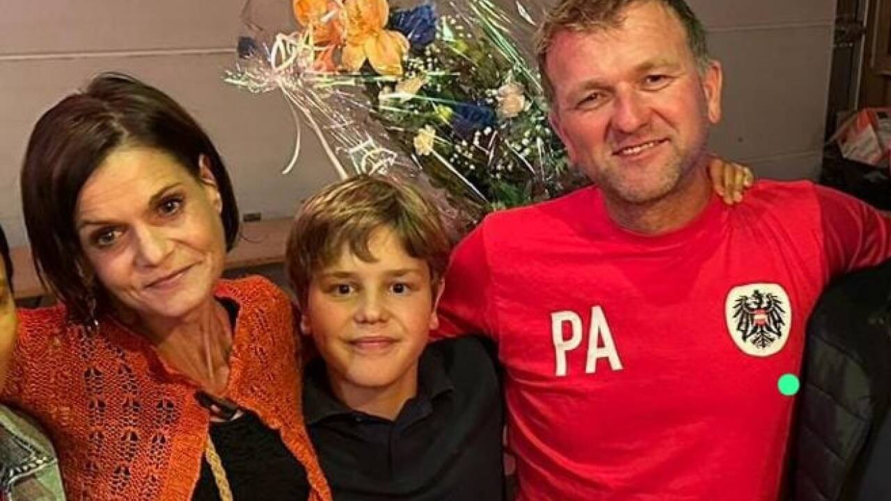 Der 15-jährige herzkranke Nico (mit seinen Eltern) möchte einmal in seinem Leben einen Schwertfisch fangen.  