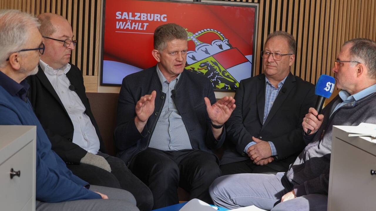 Die Kandidaten für die Direktwahl: Günther Schackmann, Martin Bacher, Martin Köllersberger und Johann Spöttl beantworteten in Henndorf die Fragen von SN-Redakteur Thomas Auinger (von links). 