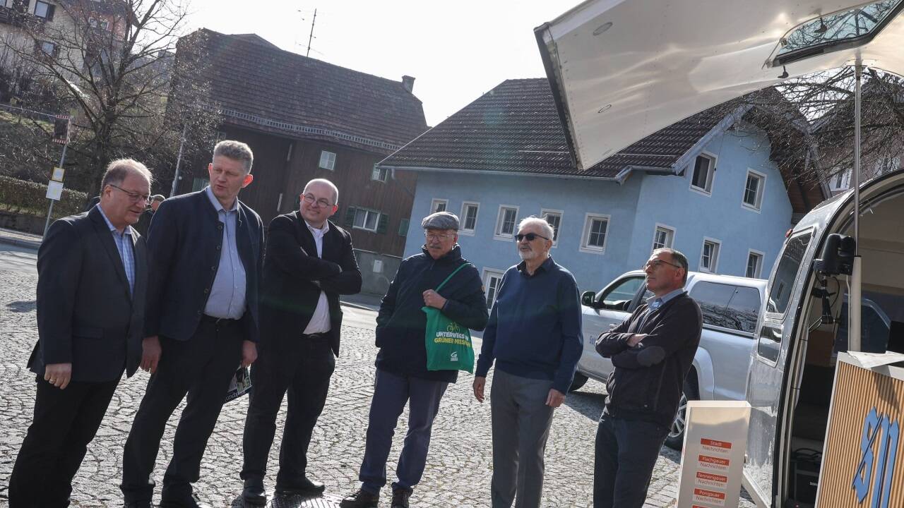 Treffen der Kandidaten: Johann Spöttl, Martin Köllersberger, Martin Bacher, Christian Piller (Grüne), Günther Schackmann mit SN-Redakteur Thomas Auinger (von links) 