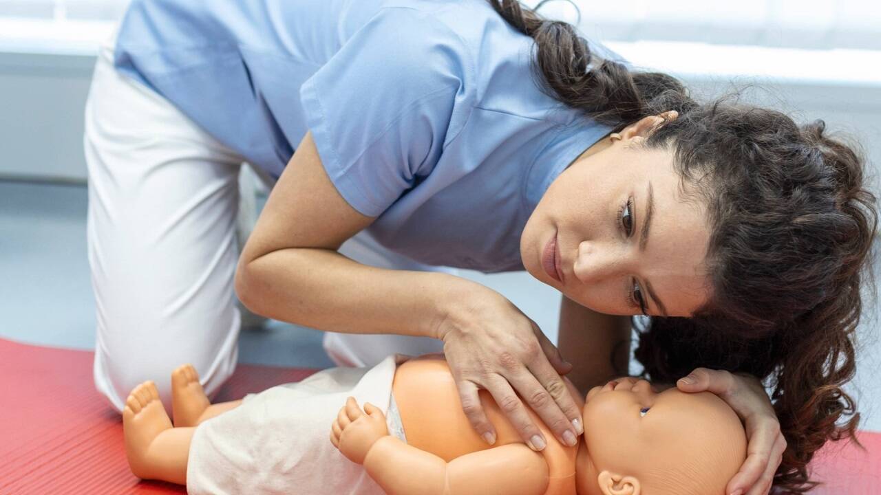 Bei speziellen Erste-Hilfe-Kursen lernt man auch das Reanimieren von Kleinkindern.  