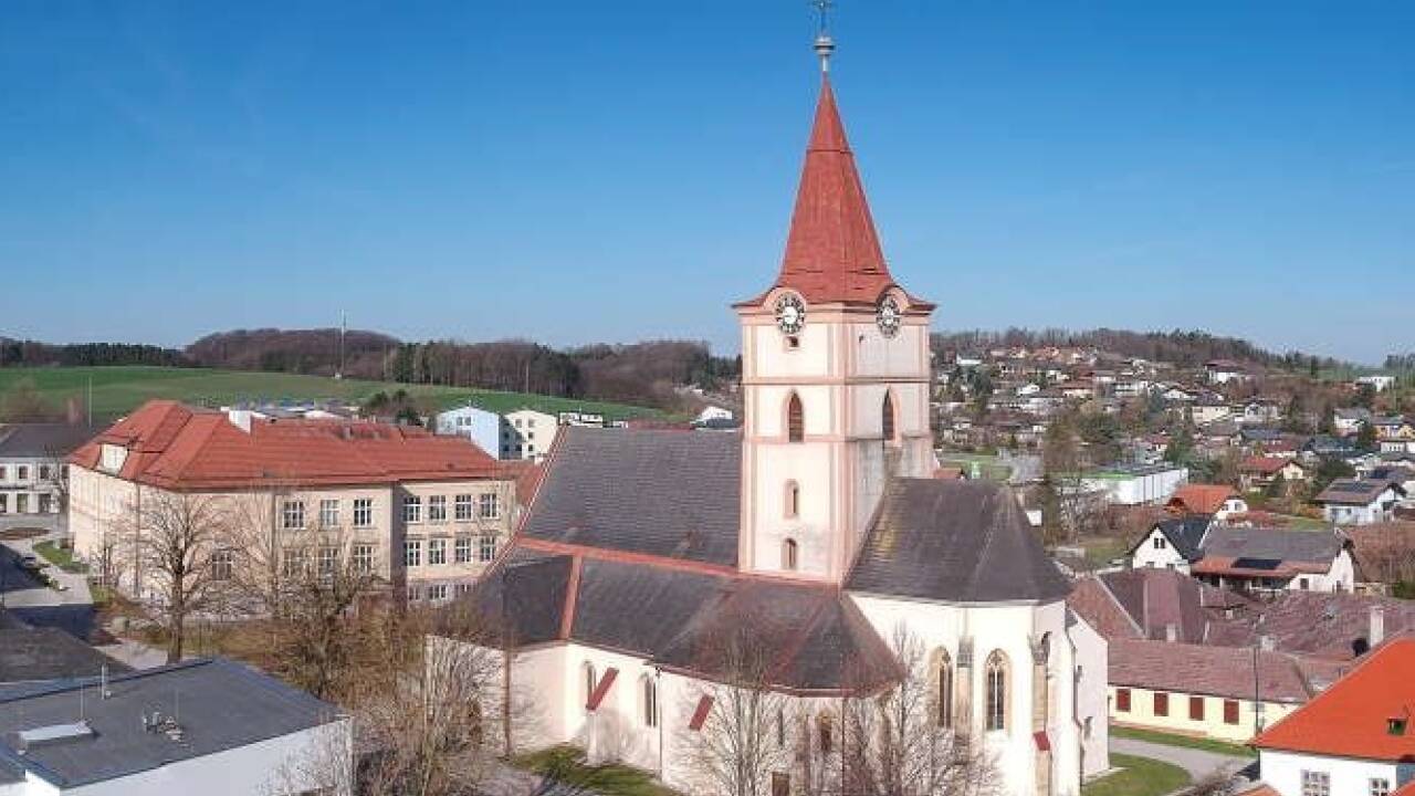 Lukrative Geschäfte in der Gemeinde Pyrha. Lukrative Geschäfte in der Gemeinde Pyrha.