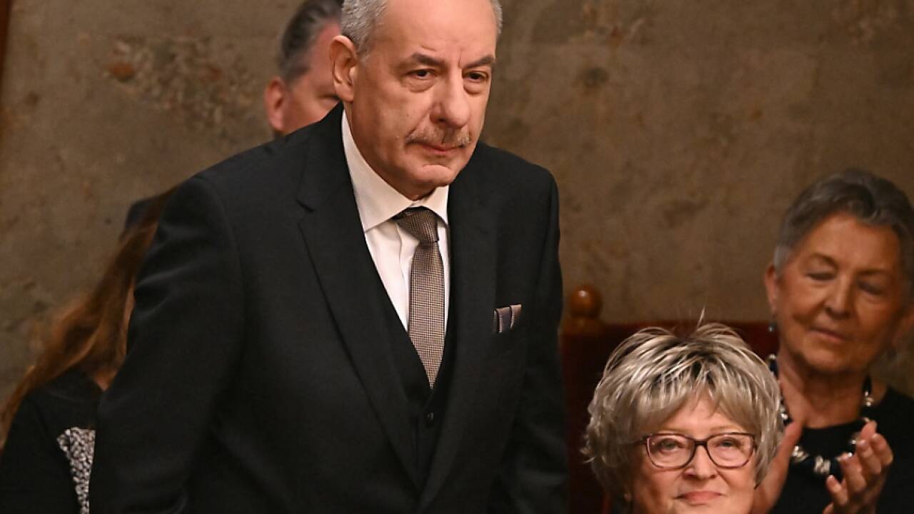 Als erste Amtshandlung unterzeichnete Sulyok das Gesetz 