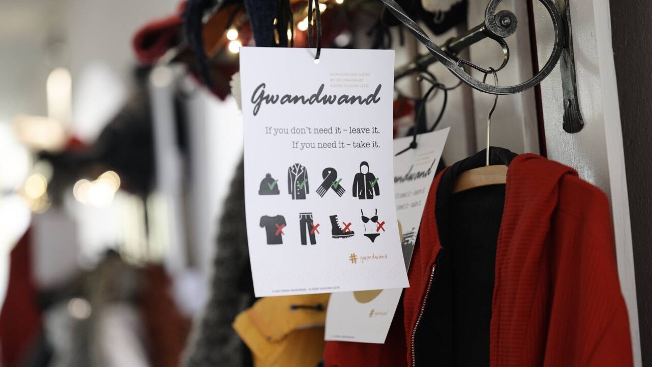 Nehmen und geben und zugleich Winterkleidung ein zweites Leben schenken war die Devise an der Gwandwand in der Aicherpassage in der Stadt Salzburg.  