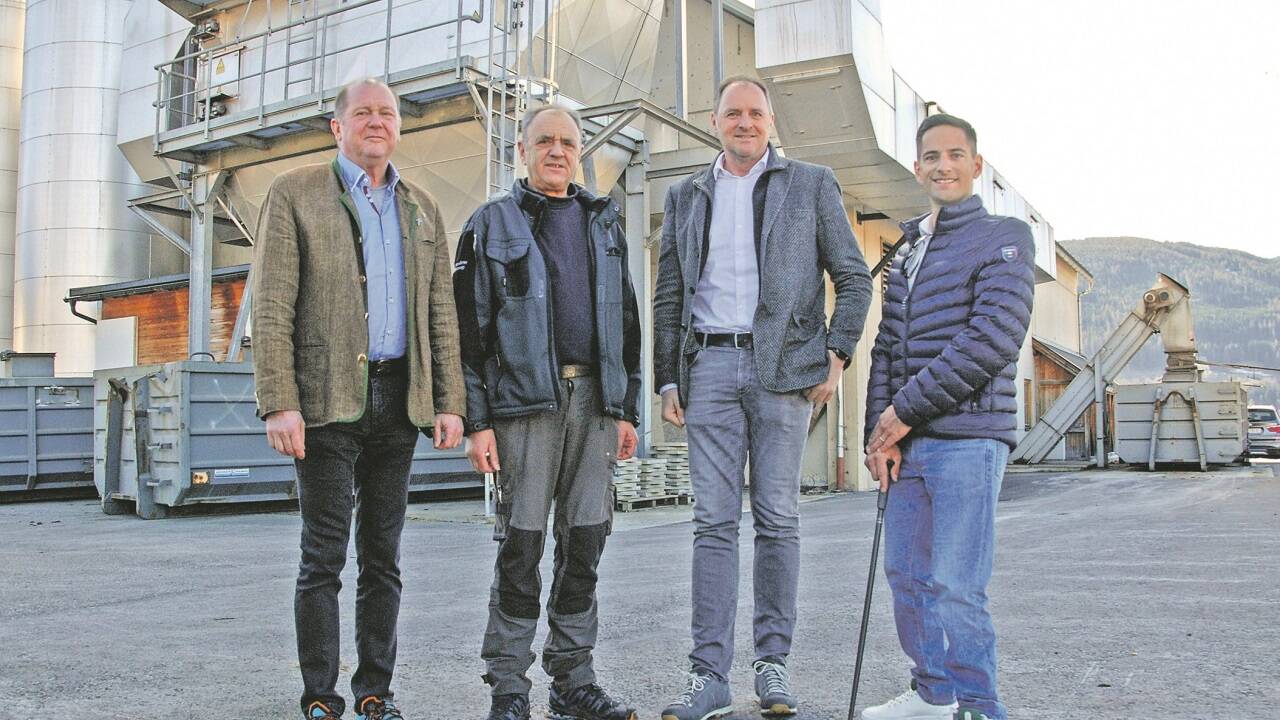 Auch das Heizwerk in Tamsweg wird in die Energiegemeinschaft integriert. Die Gemeinde Unternberg wurde als erste Lungauer Gemeinde aufgenommen. Im Bild von links: Maximilian Kandolf, Werner Gappmaier, Bgm. Peter Sagmeister und Josef Lüftenegger.   Auch das Heizwerk in Tamsweg wird in die Energiegemeinschaft integriert. Die Gemeinde Unternberg wurde als erste Lungauer Gemeinde aufgenommen. Im Bild von links: Maximilian Kandolf, Werner Gappmaier, Bgm. Peter Sagmeister und Josef Lüftenegger.