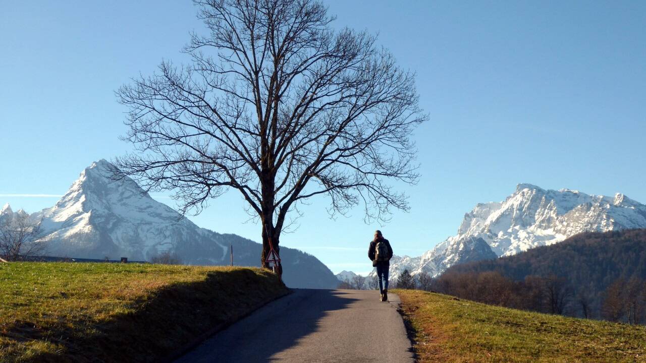 Spazieren zwischen den Jahreszeiten und zwischen Watzmann und Hochkalter (rechts). 