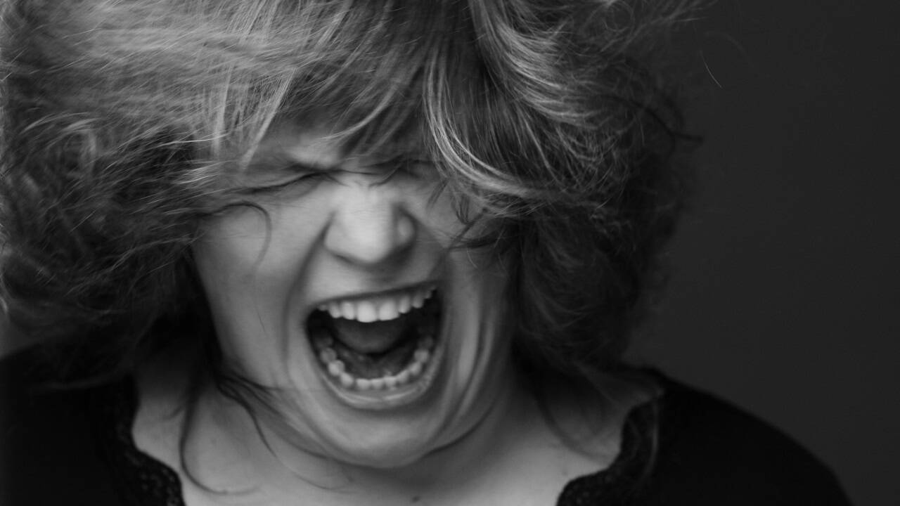 Schauspielerin Stefanie Reinsperger kennt sich aus mit Erwartungshaltungen. Als Buhlschaft in Salzburg oder als „Tatort“-Kommissarin Rosa Herzog erfuhr sie Anfeindungen und ungebetene Kommentare über ihr Äußeres. Ihr Buch „Ganz schön wütend“ ist die Antwort darauf.  
