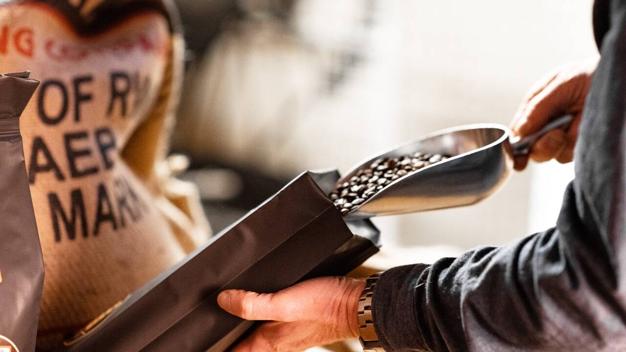 Kleinere Mengen seines Kaffees füllt Christian Kachel von Hand ab. Ansonsten wird das maschinell erledigt. 