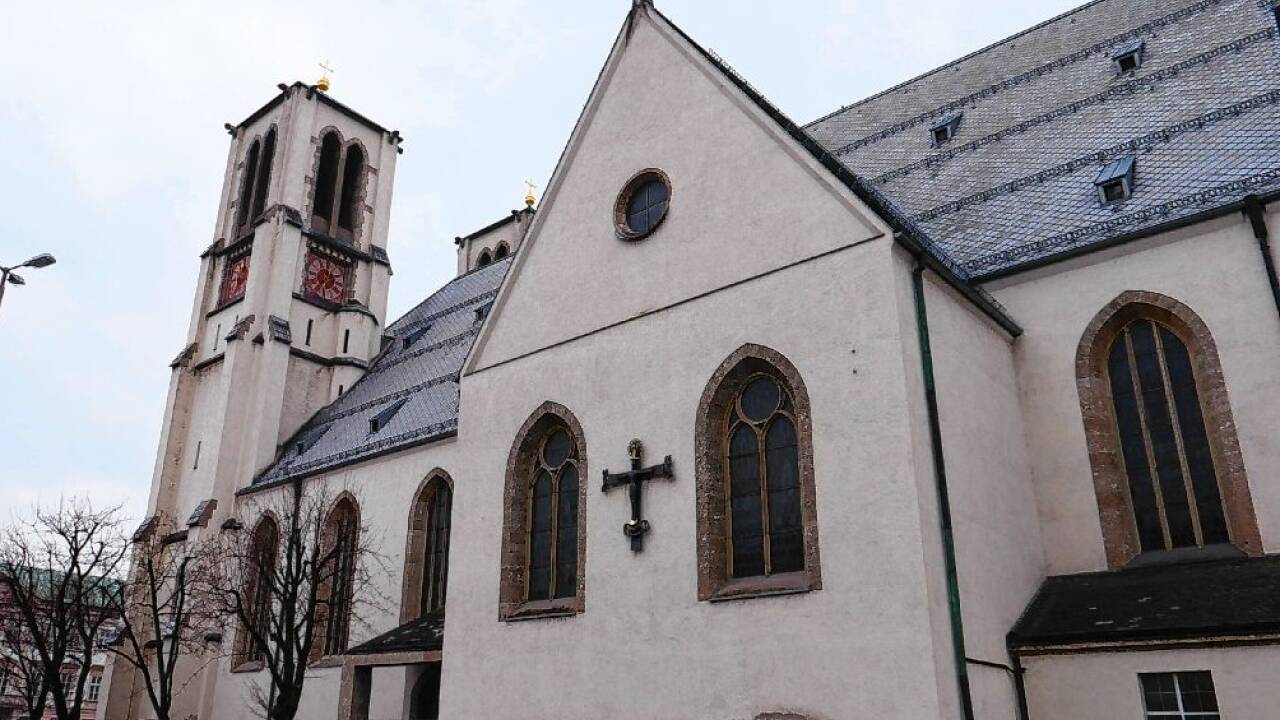 Das Kreuz an der Kirchenfassade von St. Andrä in Salzburg.  