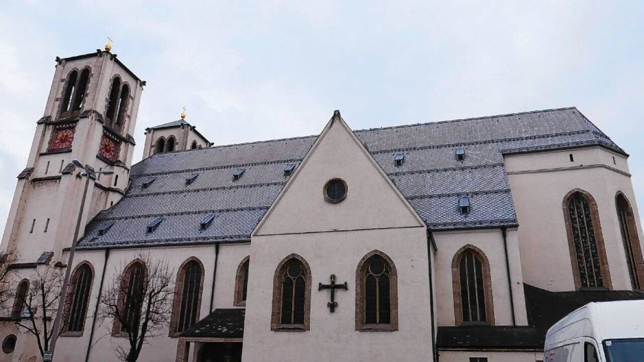 Das Kreuz an der Kirchenfassade von St. Andrä in Salzburg.  