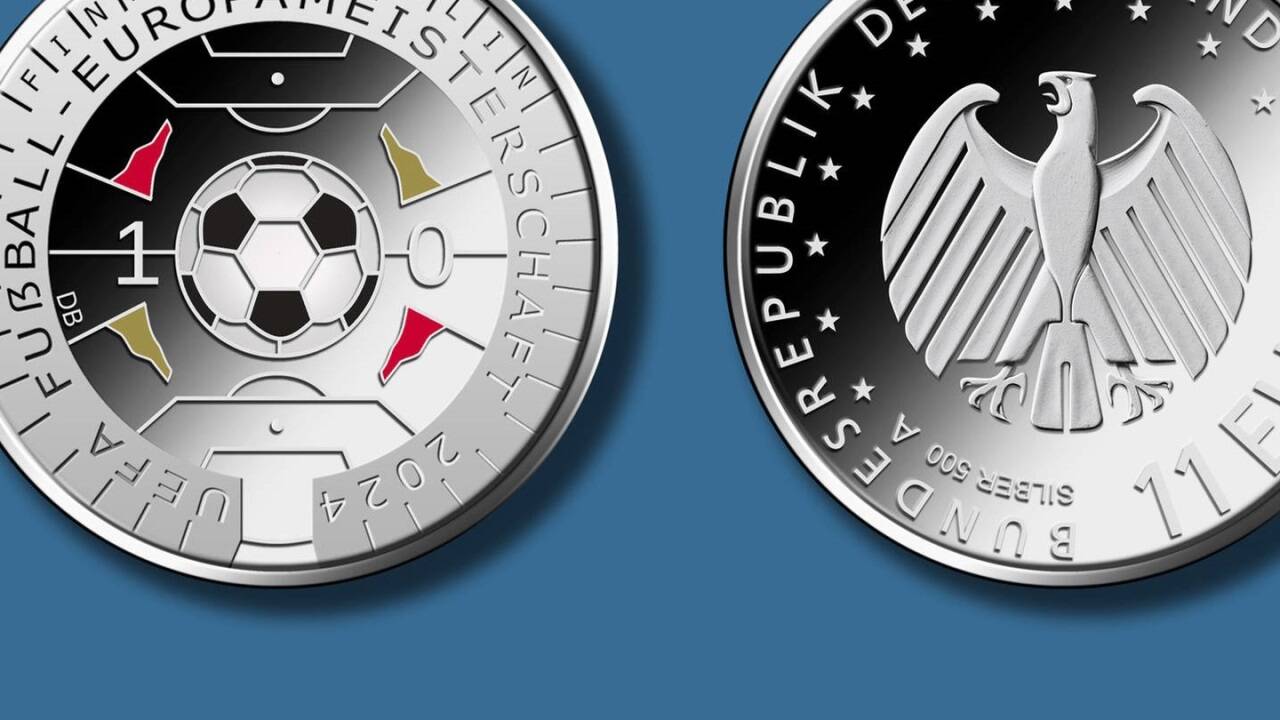 So sieht die offizielle deutsche 11-Euro-Silbermünze zur Fußball-Europameisterschaft 2024 aus, die im Mai herausgebracht wird. 