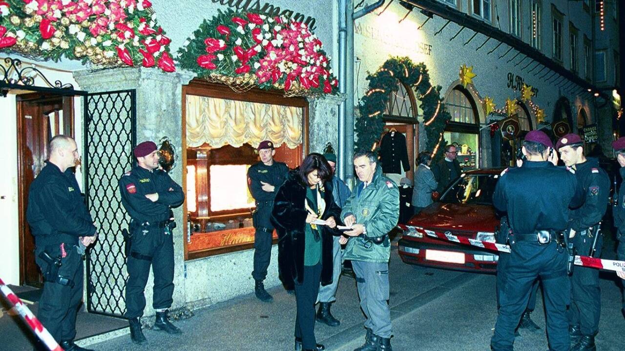 Am 6. Dezember 2000 war das Juweliergeschäft in der Getreidegasse von zwei bewaffneten Männern überfallen worden. Am 6. Dezember 2000 war das Juweliergeschäft in der Getreidegasse von zwei bewaffneten Männern überfallen worden.