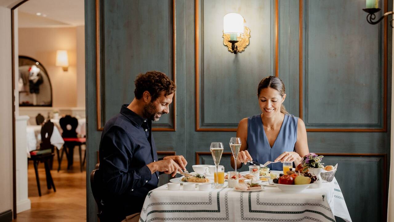Genussvoll Frühstücken im Goldenen Hirsch. 
