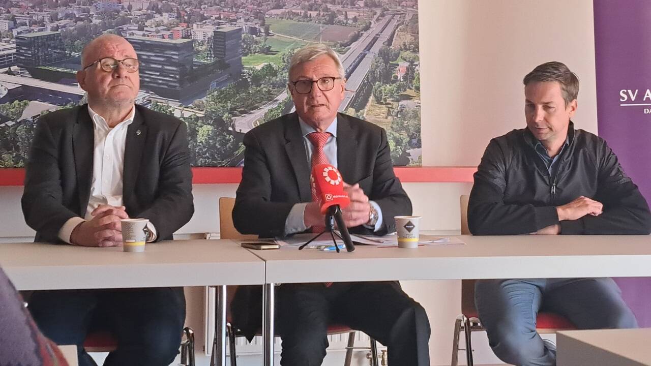 Claus Salzmann, Harald Preuner und David Rettenbacher (v. l. n. r.) saßen vor einer Illustration des Austria-Stadionprojekts. 