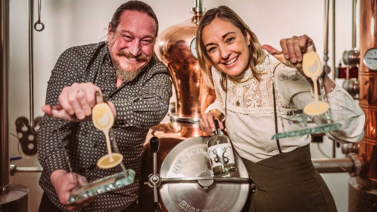Ein eingespieltes Team: Rainer Bebek und seine Frau Ita siegten bei der Messe in Wieselburg gleich in zwei Kategorien. Zudem gab es für den Salzburger Stadtbrenner Gold für den Gin.  