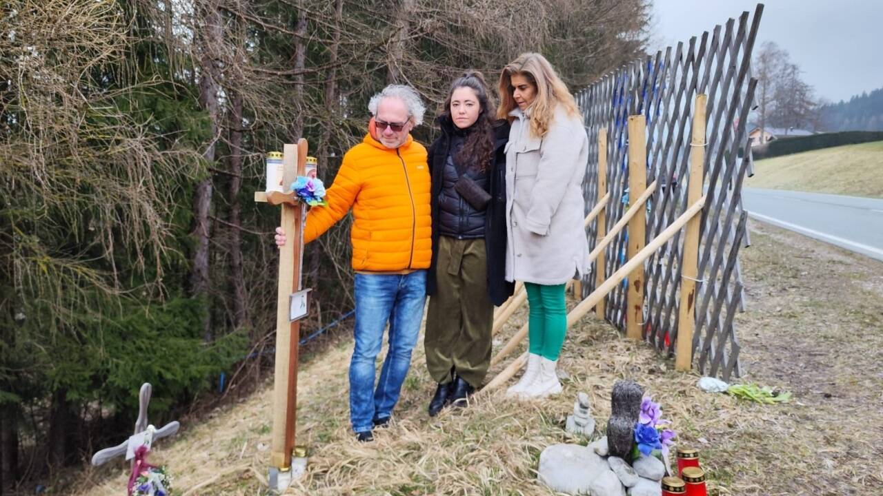 Seit einem halben Jahr steht an der Stelle das Kreuz der Familie. Im Bild von links: Matthias, Lisa und Petra Perner. 