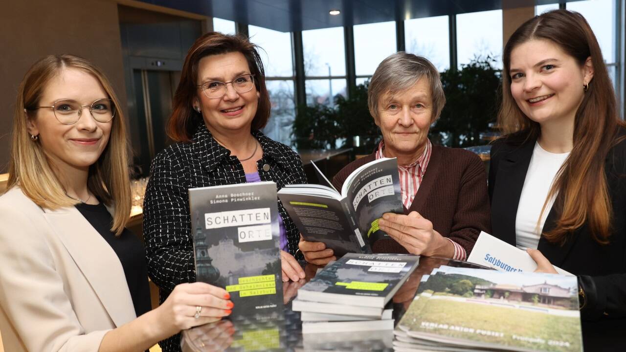 Die Historikerin Sabine Veits-Falk (2. von links) und Archäologin Anna Holzner (2. von rechts) bei der Live-Podcast-Folge im SN-Saal. Die „Schattenorte“-Podcast-Serie der SN-Redakteurinnen Simona Pinwinkler (links) und Anna Boschner (rechts) ist auch als Buch erschienen (Verlag Anton Pustet).  Die Historikerin Sabine Veits-Falk (2. von links) und Archäologin Anna Holzner (2. von rechts) bei der Live-Podcast-Folge im SN-Saal. Die „Schattenorte“-Podcast-Serie der SN-Redakteurinnen Simona Pinwinkler (links) und Anna Boschner (rechts) ist auch als Buch erschienen (Verlag Anton Pustet).